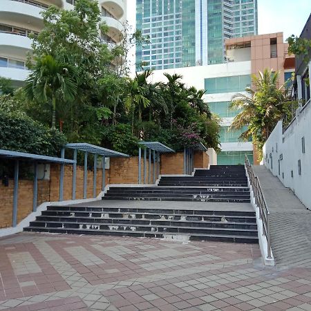Baan Sathorn Riverfront Бангкок Экстерьер фото