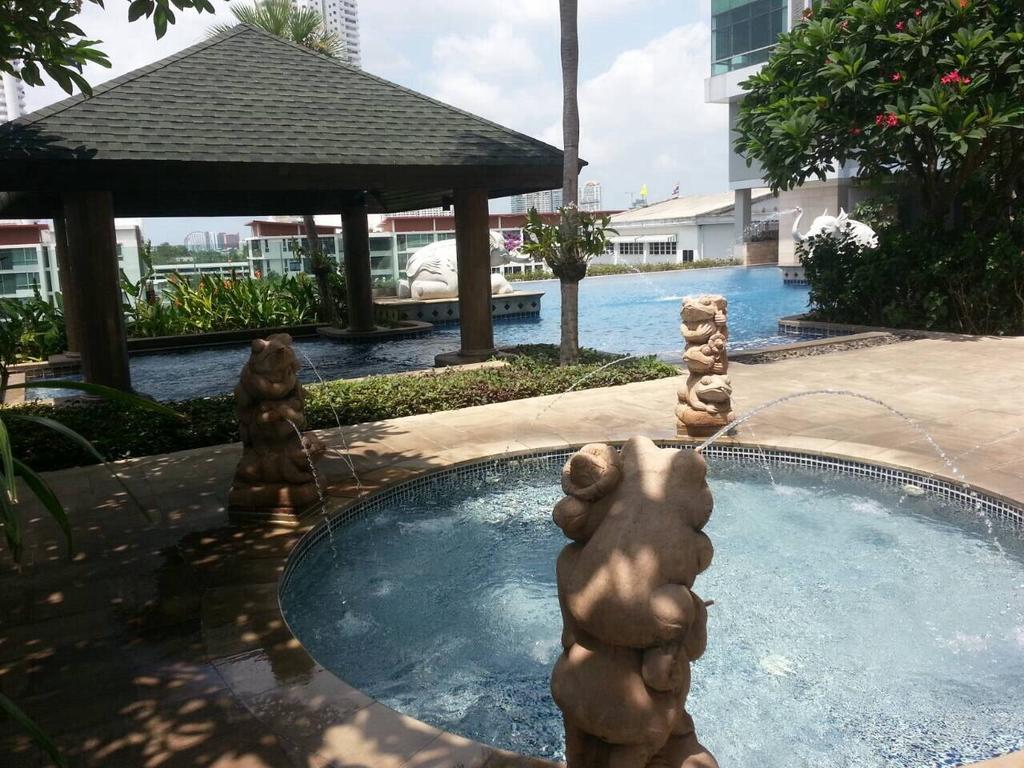 Baan Sathorn Riverfront Бангкок Экстерьер фото
