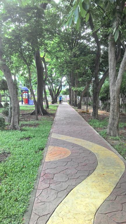 Baan Sathorn Riverfront Бангкок Экстерьер фото