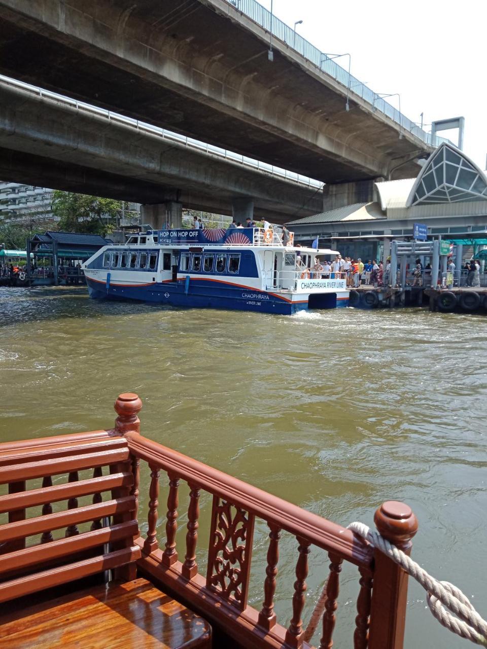 Baan Sathorn Riverfront Бангкок Экстерьер фото