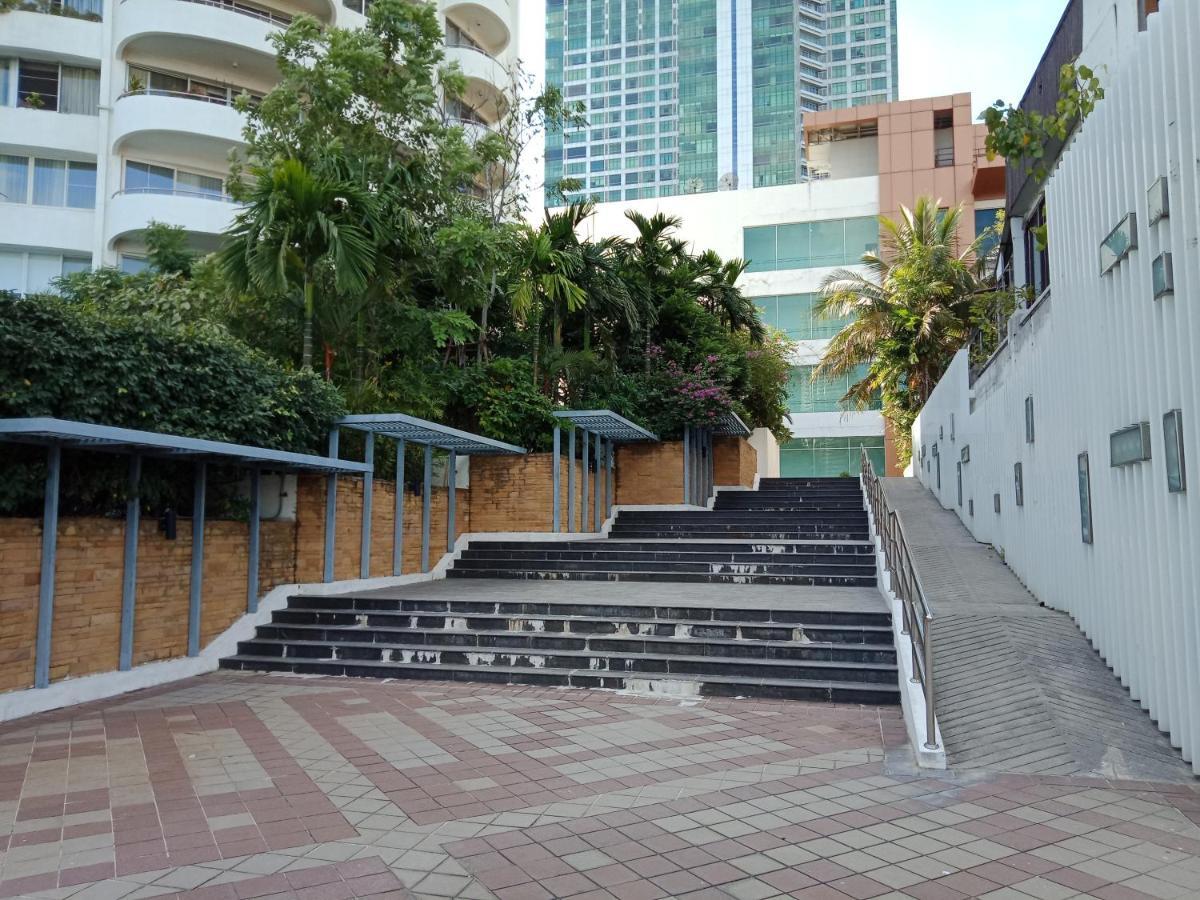 Baan Sathorn Riverfront Бангкок Экстерьер фото
